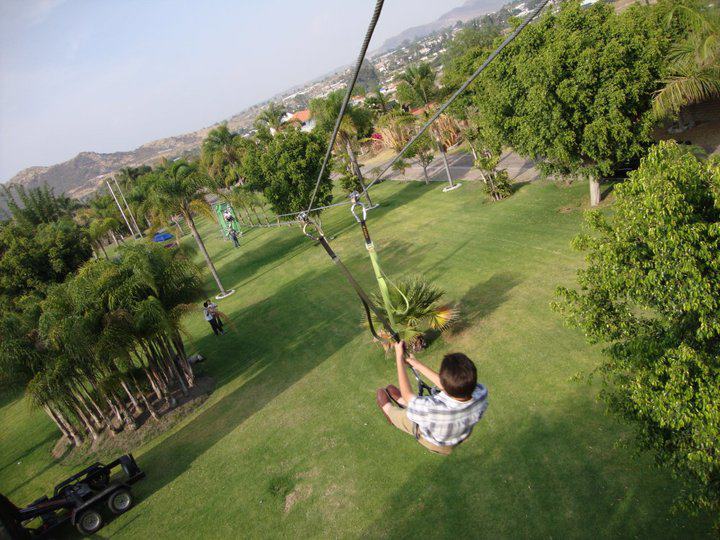 fiesta al aire libre con tirolesa